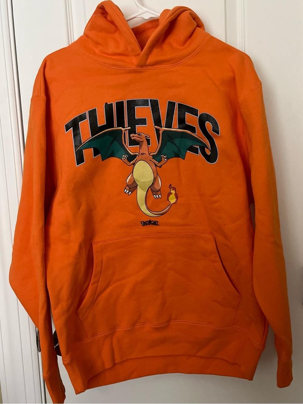 🆕 100 THIEVES x Pokémon - Charizard Hoodie Orange -Medium- Unisex-Sweatshirt
